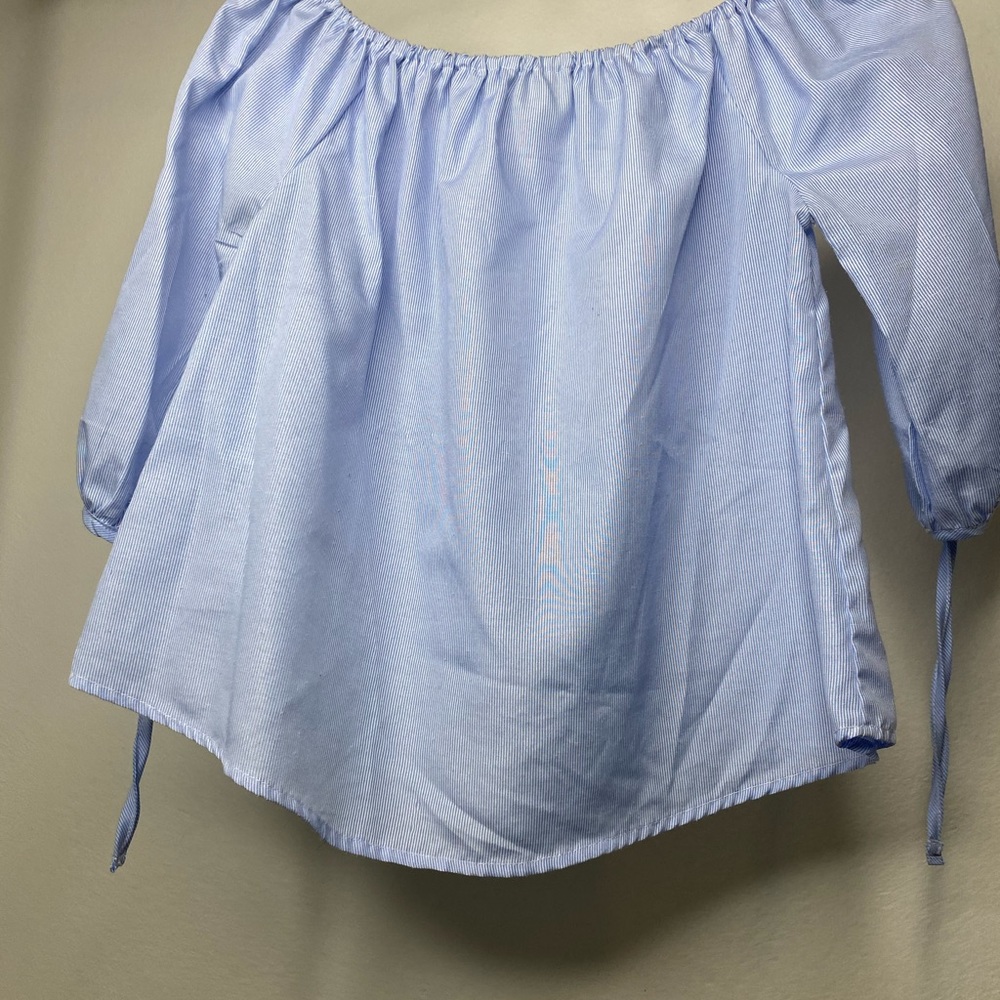 Blue and white 3/4 sleeve top